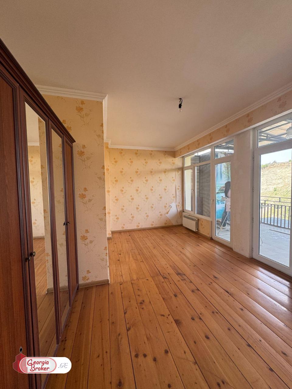 продается квартира с новым ремонтом 4-комнаты